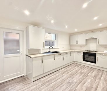 3 bed House Ruskin Avenue, E12 - Photo 6