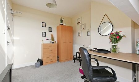 Fantastic 3 bedroom property with a HUGE bathroom! - Photo 2