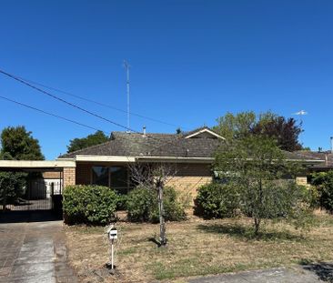 THREE BEDROOM FAMILY HOME IN GREAT LOCATION - Photo 2