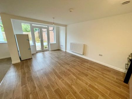 2 bedroom semi-detached bungalow to rent - Photo 3