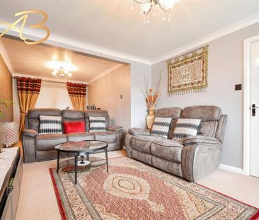 4 bedroom semi-detached house - Photo 2