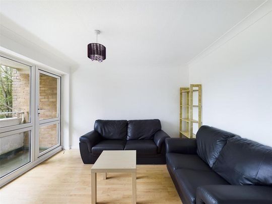 4 bedroom flat to rent - Photo 1