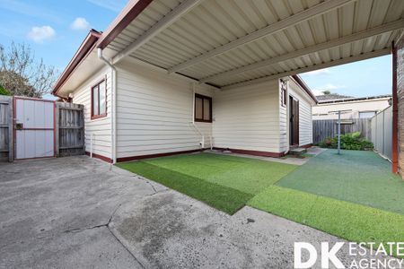 Spacious family living in the heart of sunshine west - Photo 5