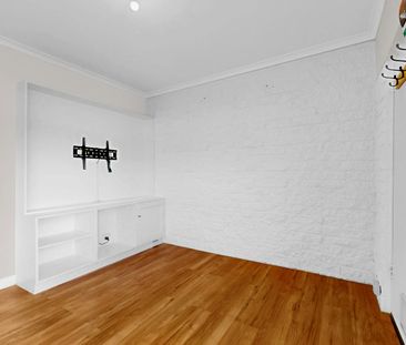 Light-Filled Apartment with Retro Charm and Modern Comforts - Photo 2