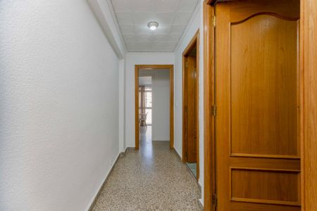 Beautiful room with a balcony in Campanar - Photo 3