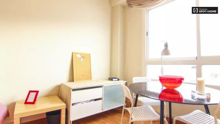 Room in a shared 5-bedroom apartment for rent in Russafa - Photo 5