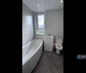 3 bedroom flat to rent - Photo 5