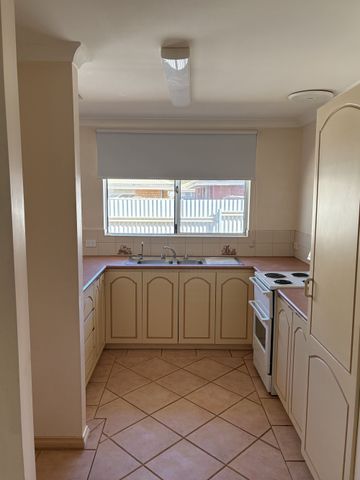 QUIET STREET Lovely three bedroom one bathroom brick unit - Photo 5