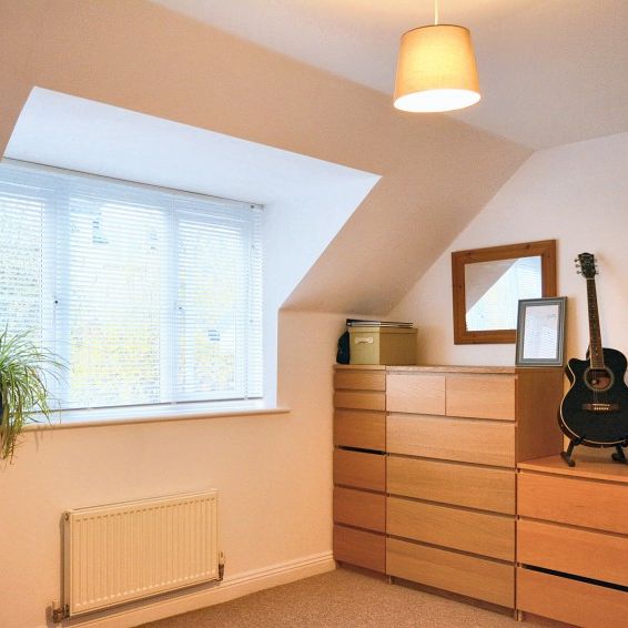 £1,150 PCM - Photo 1