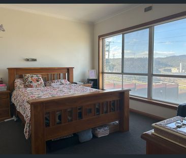 Private & Peaceful Top-Floor Retreat - Photo 6