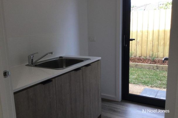 4/6 Esther Crescent, MOOROOLBARK - Photo 1