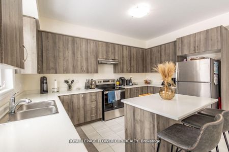 For Lease - 13 Ferragine Crescent, Bradford West Gwillimbury, Ontario - Photo 3