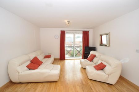 2 bedroom flat to rent - Photo 4