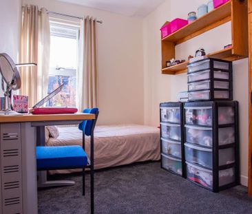 An architecturally designed, spacious six bed property. - Photo 5