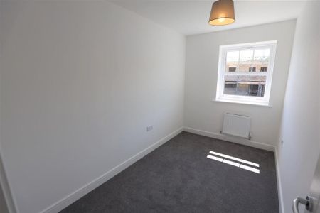 3 bedroom semi-detached house to rent - Photo 2