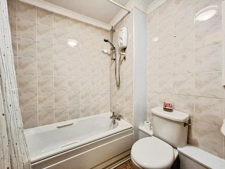 Bradleigh Avenue, Grays, RM17 - Photo 2