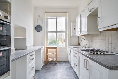 Flat to rent - Kidbrooke Park Road, London, SE3 - Photo 2