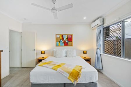 Modern furnished home with pool, steps from Palm Cove Beach - Photo 5