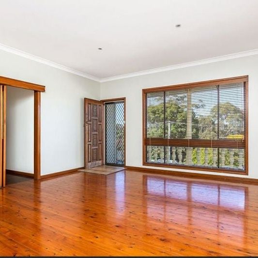 Three bedroom air conditioned house with study - Photo 1