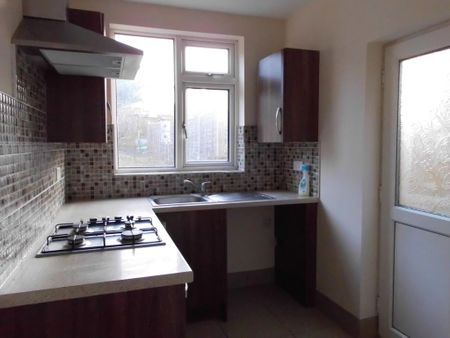 3 bedroom semi-detached house to rent - Photo 2