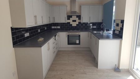 5 bedroom terraced house to rent - Photo 3