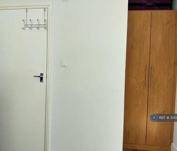 1 bedroom in a house share to rent - Photo 6