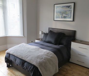 Double - 10 mins bus or cycle to town - Photo 5