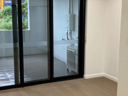 luxury size 1 bedroom unit with a big island kitchen and a big balcony - Photo 4