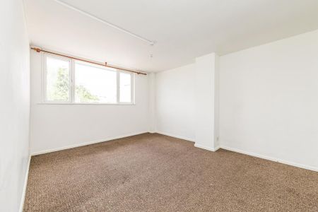 3 bedroom flat to rent - Photo 3