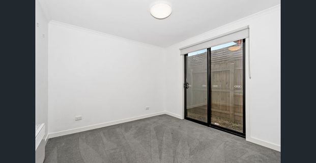 Modern 3 Bedroom Townhouse Available Now For Lease - Photo 1