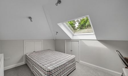 Spacious 3-Bed Ensuite Student Property with Free Parking & Large Communal Garden - Photo 4