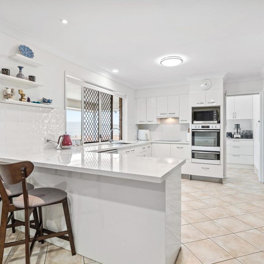 LET'S TALK – Your spacious family haven in Sinnamon Park. - Photo 1