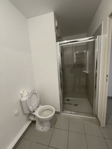 Location Appartement 2 pièces 47m² MARSEILLE 3ème - Photo 4