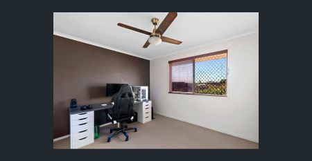 THREE BEDROOM TOWNHOUSE IN A QUIET COMPLEX - Photo 4