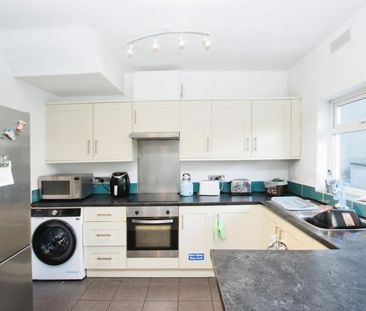 4 bedroom end of terrace house to rent - Photo 3