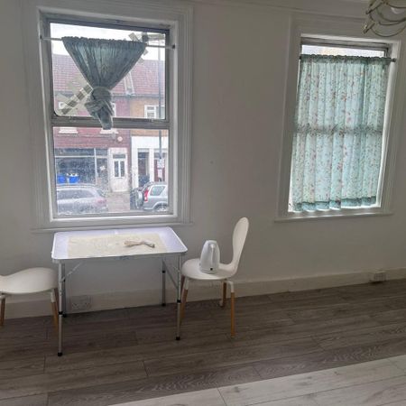 Room in a Shared Flat, Portland Road, SE25 - Photo 3