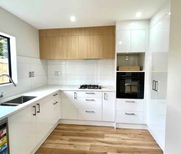 Modern Townhouse - Photo 4