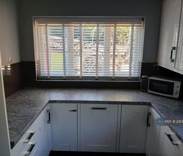 6 bedroom detached house to rent - Photo 2