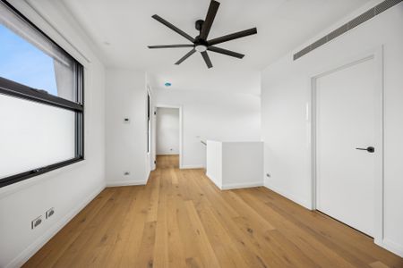 EXECUTIVE LIVING WITH DESIGNER DETAIL - Photo 4