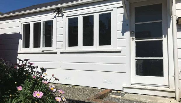 Sunny 1BR cottage in great location. - Photo 1