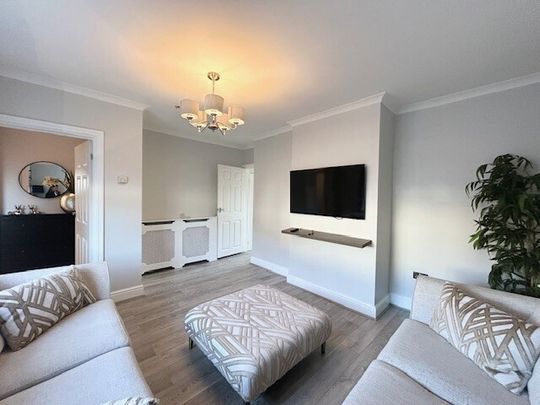 Charlbury Crescent, Romford, RM3 8YR - Photo 1