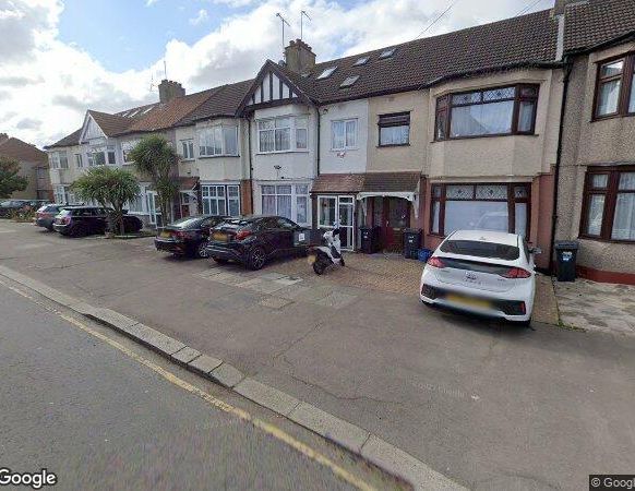 3 Bed Terraced House, Gants Hill Crescent, IG2 - Photo 1