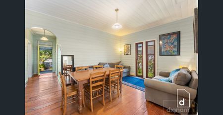 CHARMING FAMILY HOME WITH POOL & LUSH GARDENS - Photo 4