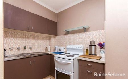 Well Maintained 1 Bedroom Apartment - Photo 2