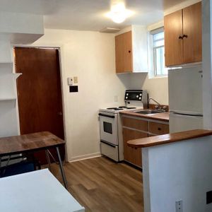 Montreal/Ahuntsic 2 1/2 sous-sol app 2: disponible - Photo 2