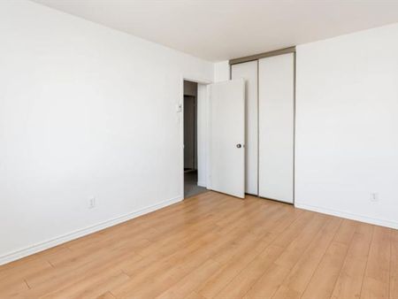 555 Montrose Drive - Photo 2