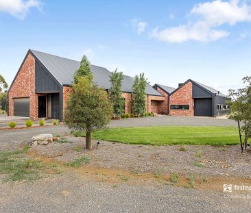 Timeless Design Meets Curated Luxury - Just 5km from Echuca - Photo 6