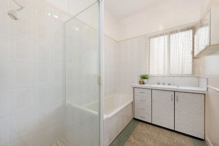 Charming Low-Maintenance Home in Quiet Holland Park West Street - Photo 5