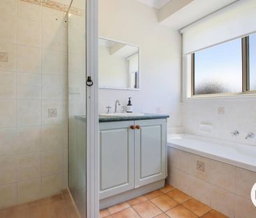 WELL PRESENTED FAMILY HOME! - Photo 6