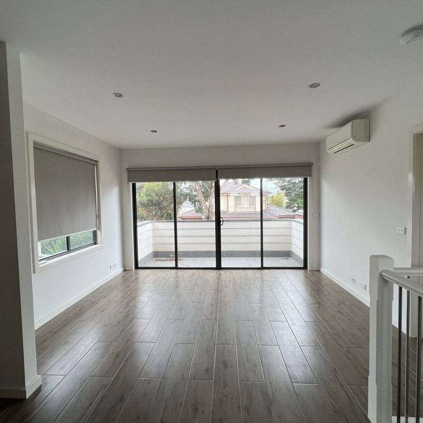 Cosy and Bright 3-Bedroom Home in Pascoe Vale - Photo 1